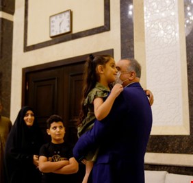 لماذا تغير وجه الكاظمي حين رأى الطفلة (العمياء) في الكاظمية، وماذا فعل أزاء هذا المشهد الدرامي المؤلم؟