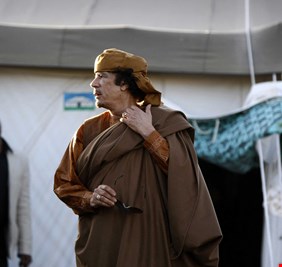 لغز قبر القذافي.. قائد ميليشيا ليبية يكشف دفنته بيدي