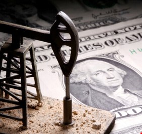 النفط يرتفع بفضل آمال التعافي الاقتصادي ونزول الدولار