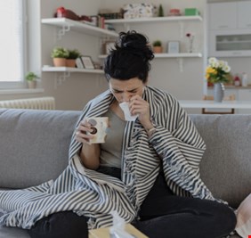 مع بداية موسم الإنفلونزا .. كيف تكتشف الفرق بين كوفيد والإنفلونزا ونزلات البرد