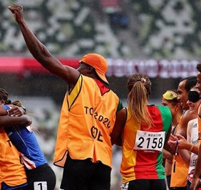 خسارة عداءة تنتهي بمفاجأة رومانسية عند خط النهاية