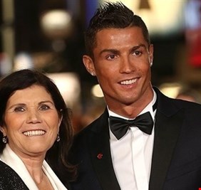 كريستيانو رونالدو يمنع والدته من حضور المباريات ويكشف السبب