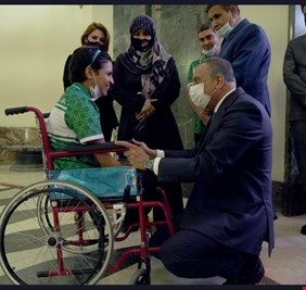 الكاظمي (الأب) يستقبل (ابنته) ويجثو  أمامها في لقطة انسانية عفوية لا تتكرر ..