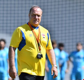 أدفوكات يحدد قائمة اللاعبين المتسبعدين من المنتخب