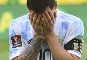 ميسي يسجل فحر اليوم ثلاثة أهداف في مرمى بوليفيا وينهمر  في البكاء وسط الجماهير