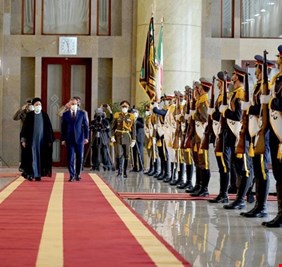 لماذا بالغ الإيرانيون بمراسم استقبال الكاظمي هذه المرة؟