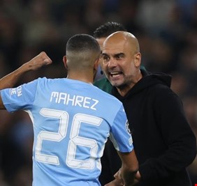 جوارديولا ينفعل على محرز بشكل غريب