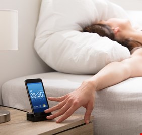 صحيا..أين يجب وضع الهاتف الذكي في الليل؟