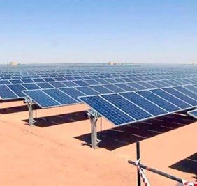 حكومة الكاظمي تمضي قدماً بأتجاه مشروع الطاقة الشمسية .. مباحثات مع مصدر الأماراتية وعقود مع شركات أوربية رصينة