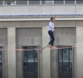 مغامر فرنسي يقطع 670 مترا مشيا على الحبل وسط باريس