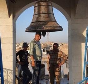 وسط تصفيق المصلين وزغاريد النساء .. اجراس كنيسة مار توما في الموصل تقرع مجدداً بعد توقف سبع سنوات