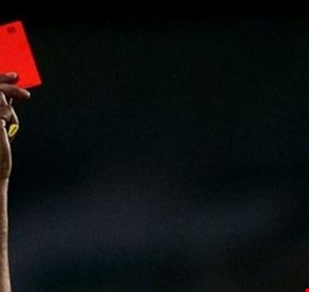 بسبب بطاقة حمراء.. إيقاف لاعب 48 مباراة وإحالته للمحاكمة