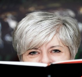 شيب الشعر قد يرتبط بافتقار الجسم لفيتامين محدد!