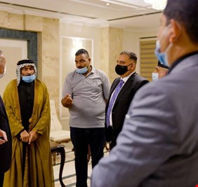 بالصور .. ماذا قال الكاظمي للمواطن المتهم باطلاً بقتل زوجته في بابل، وهو يستقبله في مكتبه اليوم؟