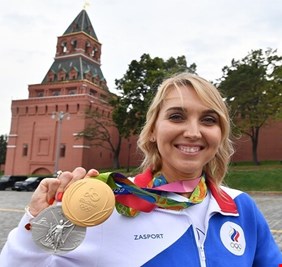 لصوص يعيدون ميداليتين أولمبيتين لنجمة التنس الروسية فيسنينا مع رسالة اعتذار وعلبة حلوى