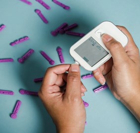 دراسة: مشروب أحمر يخفض مستويات السكر في الدم خلال 15 دقيقة من تناوله!