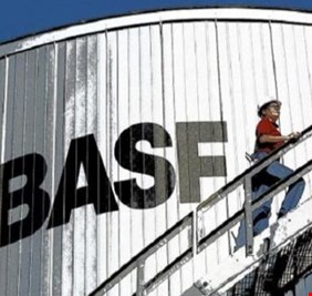 جنون الغاز يجبر أكبر شركة كيماويات أوروبية على القرار الصعب