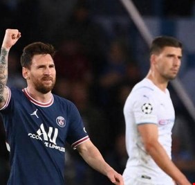 بالفيديو .. ميسي يجبر عشرات الآلاف من الفرنسيين على الوقوف والتصفيق لدقائق بعد أن سجل هدفاً رائعاً في مرمى مانجستر سيتي