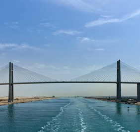 قناة السويس تحقق رقما قياسيا تاريخيا