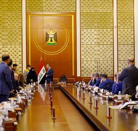 في موقف نادر.. الكاظمي يتخلى عن كرسيه في مجلس الوزراء لأم الشهداء