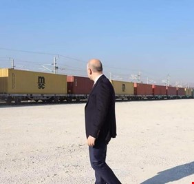 بعد انقطاع 10 سنوات .. الحرارة تدب في خط بغداد - نينوى .. وأول قطار بضائع يصل محطة الموصل