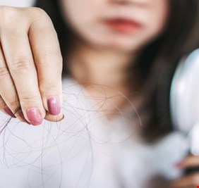 باحثون يحددون الأطعمة المسؤولة عن تسريع تساقط الشعر وترقيقه!