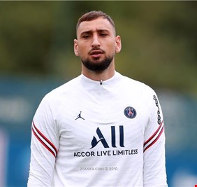 لافتة كبيرة على أحد جسور ميلان تهاجم دوناروما