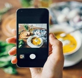 مشاركة صور الطعام على مواقع التواصل الاجتماعي قد تسبب ضررا جسديا غير متوقع!