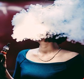 العثور على آلاف المواد الكيميائية غير المعروفة في السجائر الإلكترونية