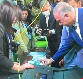 بالفيديو .. الكاظمي أول ناخب عراقي يدلي بصوته في صناديق الإقتراع