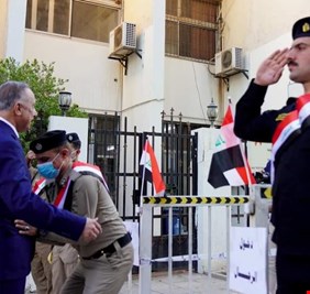 الكاظمي يترك مركز الانتخابات ال vip  المخصص لعلية القوم ويصوت من احد مراكز الانتخابات الشعبية