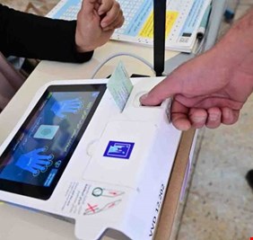 بالفيديو : مواطنون مغتربون من محافظة المثنى يزامنون سفرهم الى العراق مع   العرس الانتخابي من اجل المشاركة في التصويت  بعد الغاء التصويت العام في الخارج