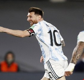 ميسي يسجل هدفا غريبا يقود الأرجنتين للفوز على أوروغواي