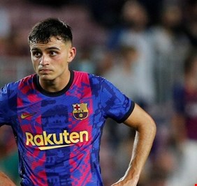 برشلونة يحصن بيدري بشرط جزائي 