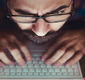 دراسة: خمس دقائق فقط على وسائل التواصل الاجتماعي كفيلة بجعلك تعيسا