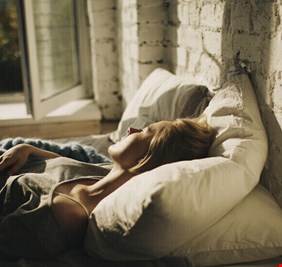 لماذا نجد صعوبة في الاستيقاظ صباحا في الشتاء؟