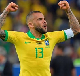 برشلونة يحسم موقفه من التعاقد مع المخضرم ألفيس