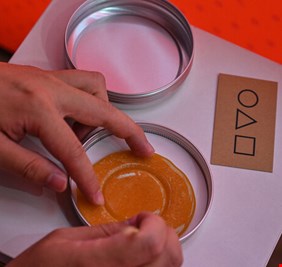 الشرطة البريطانية تنفي: لا علاقة لعلامات الطريق الإرشادية برموز مسلسل 