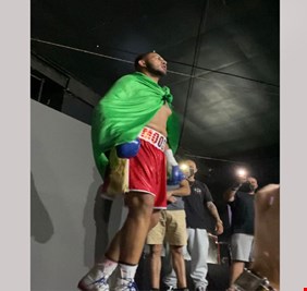 بالصور .. ملاكم عراقي محترف يفوز في المكسيك ملتفاً براية الامام الحسين