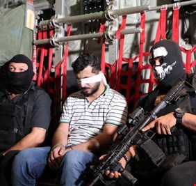 تحية لرجال المخابرات البواسل وهم يأتون ب( حارق قلوب الامهات العراقيات)، أسيراً كسيراً ذليلاً الى القصاص