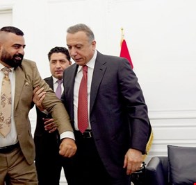 رغم الظروف السياسية، وازدحام الأحداث.. الكاظمي يلتقي أحد جرحى القوات الأمنية، ويوجه بمتابعة احتياجاته