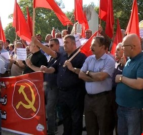 الشيوعيون في كردستان يتظاهرون أمام برلمان الإقليم