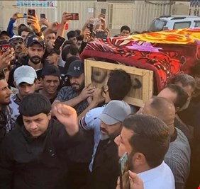 بالفيديو.. في حضور مفاجئ.. نجل المرجع السيستاني محمد رضا يشارك في تشييع الشاعر سمير صبيح في النجف