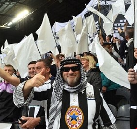 نيوكاسل يتراجع عن مطالبة مشجعيه بعدم ارتداء الزي العربي