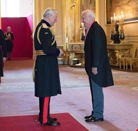 من هو الطبيب العراقي الذي نال تكريم الملكة اليزابيث، ولماذا حصل على هذا التكريم الكبير ؟