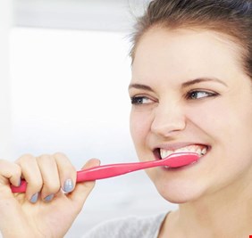 هل يكفي تنظيف أسنانك لمدة دقيقتين في كل مرة؟ .. إليك ما تثبته الأدلة