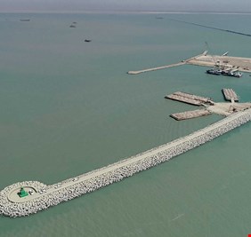 سجال بين وزير النقل ناصر بندر  ونوري المالكي حول مبناء الفاو الكبير