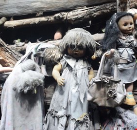 القصة الحقيقية وراء جزيرة الدمى 