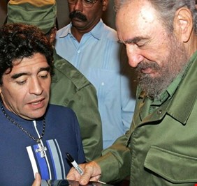 مزاد علني بالأرجنتين لبيع بعض متعلقات مارادونا من بينها رسالة من فيدل كاسترو