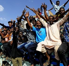 نشطاء السودان يرفضون تقاسم السلطة ويدعون إلى الإضراب
